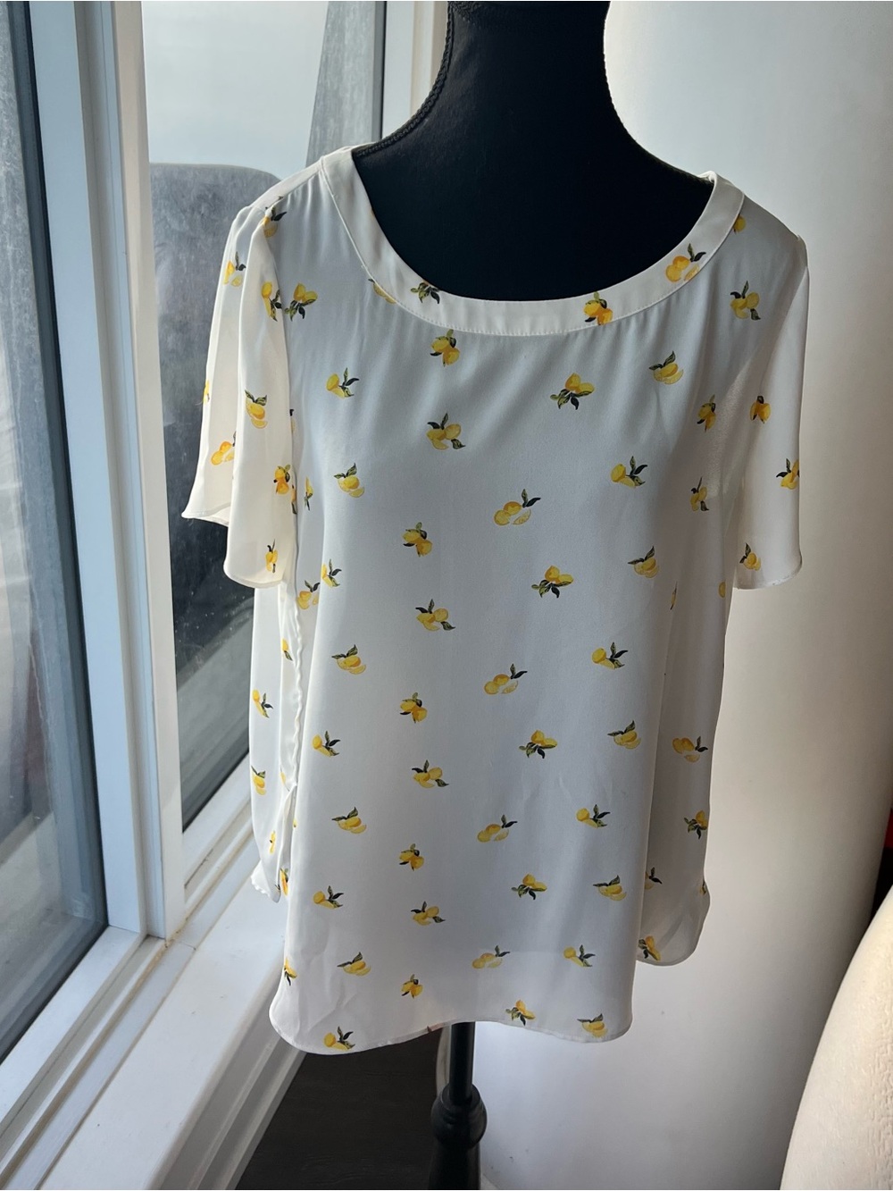 Excellent Condition! Women’s White Lemon-Print Short Sleeve Blouse -Size M Petit